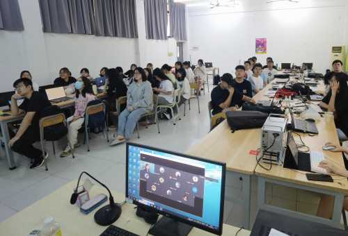 学生认真听讲座-1.jpg