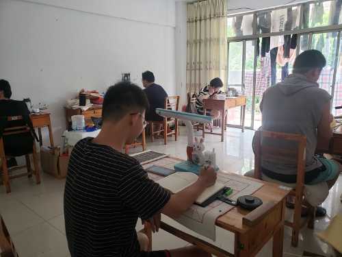 “小伙子们，都进入学习状态了，很投入，点赞！”.jpg