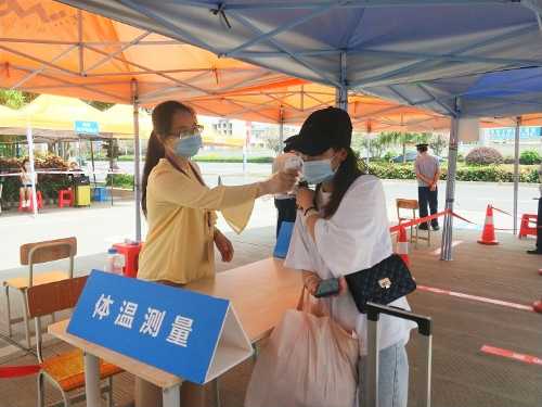 “体温正常，绿码通行，可以回家了”.jpg